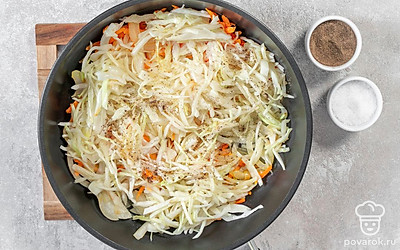Тонко нарежьте капусту и помните руками, чтобы она стала мягкой. Переложите в сковороду к овощам. Жарьте 5-7 минут. Посолите, всыпьте специи и, перемешав, жарьте еще 5 минут.