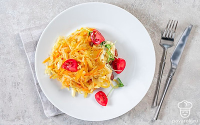 Подайте жареную капусту в качестве гарнира к мясу или рыбе.