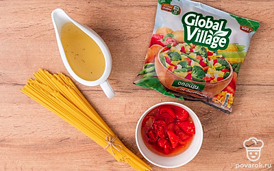 Откройте банку с помидорами. Подготовьте подходящую кастрюлю.