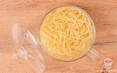 Доведите бульон до кипения. Всыпьте спагетти и варите до готовности пасты.