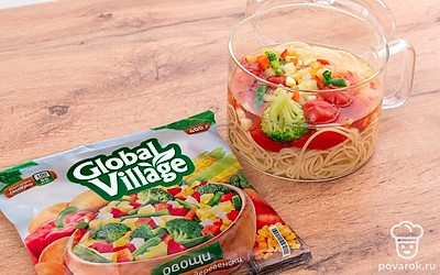 Добавьте в суп овощи и помидоры и снова дождитесь кипения. Проварите еще 2 минуты и снимите с огня.