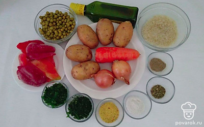 Подготовьте все необходимые ингредиенты для приготовления блюда. Репчатый лук, морковь и картофель очистите и вымойте. Рис промойте в холодной 4-5 раз.