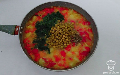 В конце приготовления супа добавьте в сковороду приправу 15 овощей и пряностей, прованские травы, черный молотый перец и соль по вкусу. Также, выложите консервированный зеленый горошек и зелень, перемешайте и варите суп еще 3-5 минут.