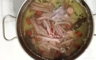 Нарежьте все виды мяса небольшой соломкой либо кубиками по желанию. Нарежьте огурцы соломкой. Достаньте отварное мясо, охладите немного и нарежьте средними кусочками и бросьте назад в бульон вместе с остальными видами нарезанного мяса.