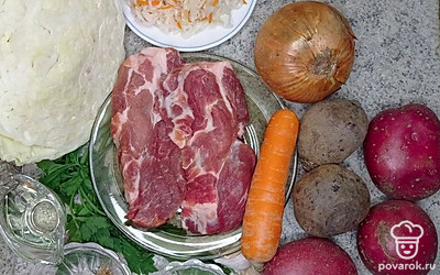 Выставите все необходимые продукты по списку ингредиентов. Все овощи: картофель, свеклу, морковь, лук, отчистите и хорошенько промойте под проточной водой. Свежую головку капусты тщательно промойте под проточной водой. Свинину хорошенько промойте под водой, и обрежьте ненужные жировые прослойки. Приготовьте кастрюлю на 5-6 литров, в которой будете готовить красный борщ.