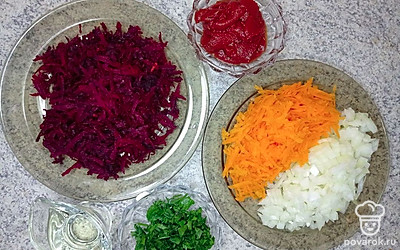 Очищенную морковь измельчите на терке с крупными зубчиками, лук мелко нарежьте, 1 корнеплод свеклы натрите на крупной терке. Петрушку мелко нарежьте. Свежую капусту мелко нашинкуйте.
