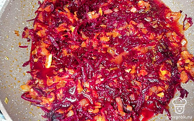 На разогретой сковороде, слегка обжарьте нарезанные овощи: лук и морковь. После обжаривания добавьте к ним томатную пасту и все тщательно перемешайте и обжаривайте около 2-ух минут. После в полученную смесь добавьте натертую свеклу, и влейте чучуть свиного бульона и тушите все вместе около 15 минут.