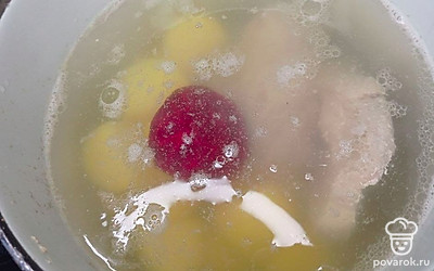 Очищенный картофель вместе с целой свеклой переложите в свиной бульон, варите их 10-15 минут.