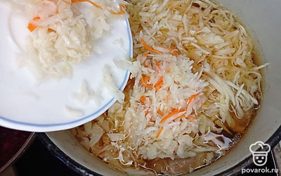 Подготовленную квашеную смешайте со свежей нашинкованной капустой и переложите всю капусту в бульон. После добавьте к ним обжаренные лук и морковь и натертую свеклу. Варите все вместе еще 15 минут.