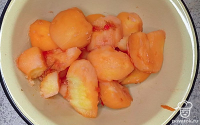 Готовый, отварной картофель и свеклу достаньте из бульона. Отварной картофель в глубокой емкости измельчите с помощью вилки или толокушки и переложите все в красный борщ. Пробуйте на вкус борщ, если нужно добавьте соль и смесь перцев, тщательно все перемешайте и варите все вместе около 10 минут, а затем оставьте борщ настаиваться примерно 15 минут.