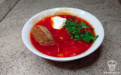 Подавайте борщ на свином бульоне к столу в горячем виде, разлейте по порционным тарелкам, присыпьте сверху рубленой свежей зеленью и добавьте по вкусу сметану.