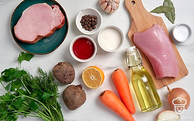 Свеклу вымойте, запеките в духовке до мягкости и почистите. Морковь промойте, очистите от кожуры и натрите на крупной терке. Репчатый лук и чеснок очистите от шелухи, помойте и мелко порежьте. Петрушку и укроп промойте и обсушите бумажным полотенцем, удалите толстые стебли. Филе индейки достаньте из холодильника и промойте. Филе индейки и свинины нарежьте кубиками. Подготовьте блендер.