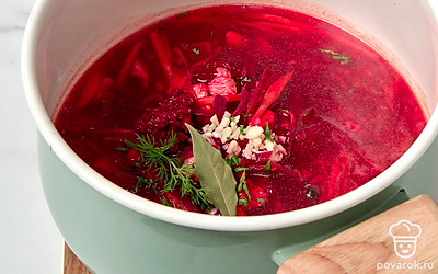 Сварите борщ. В кастрюлю налейте воду. Положите лавровый лист, перец и листья петрушки. Варите 5 минут. Добавьте индейку и свинину, варите 20 минут. Затем выложите свекольную поджарку и варите еще 10 минут. Добавьте соль по вкусу, оставшийся сахар и лимонный сок, пюре из свеклы, веточки укропа и чеснок. Тщательно перемешайте и варите 15 минут.