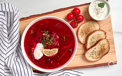 Подавайте борщ с кусочками хлеба.