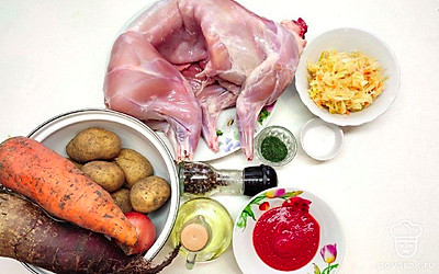 Кролика зачистите, помойте и промокните салфеткой. Картофель, свеклу, лук и морковь почистите и помойте. Если капуста слишком кислая, замочите ее в воде.