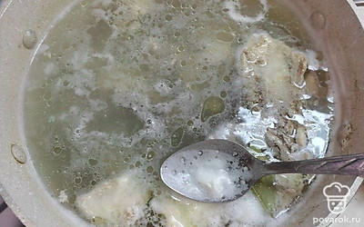 Разделайте тушку кролика на порционные куски, положите в кастрюлю, залейте водой и поставьте на огонь. В процессе варки снимите пену. Варите мясо на небольшом огне 1,5 часа.