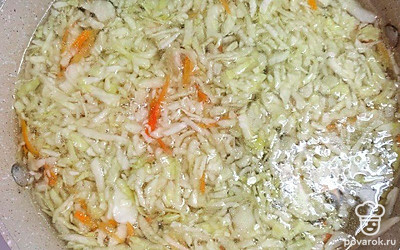 Загрузите в кастрюлю картофель. Через 15 минут выложите квашеную капусту. Проварите все вместе 10 минут.