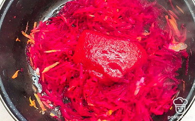 Обжарьте на сковороде лук, затем отправьте к нему морковь и свеклу. После 5-7 минут тушения влейте протертые помидоры или положите томат. Накройте крышкой и тушите все вместе еще 5-7 минут.