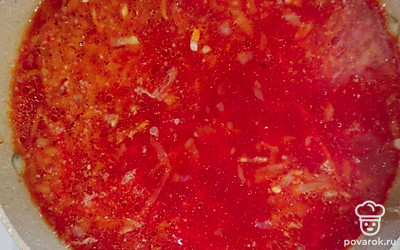 Высыпьте обжарку в кастрюлю, когда будет готов картофель. Проварите 10 минут. Всыпьте сухую или свежую зелень и выключите нагрев. Дайте немного настояться.