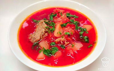 Борщ с кроликом и квашеной капустой подавайте в порционных тарелках в горячем виде. Посыпьте его рубленой зеленью, положите ложку сметаны. Подайте хлеб, чеснок, горький перец.