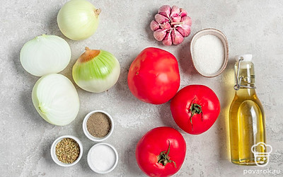 Томаты вымойте, удалите место крепления плодоножки, нарежьте овощи ломтиками среднего размера. Лук очистите от шелухи, нашинкуйте тонкими половинками колец. Зубчики чеснока очистите от видимых загрязнений, шелуху не снимайте. Включите духовку на 180 градусов. Подготовьте жаропрочный противень и погружной блендер. Вскипятите воду. Сыр для подачи натрите на терке со средними ячейками.