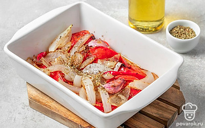 Запеките овощи. Сложите овощную нарезку в глубокую миску, добавьте неочищенные зубчики чеснока, сбрызните небольшим количеством масла. Всыпьте сушеный орегано, положите сахар, соль и черный молотый перец. Перемешайте компоненты и переместите на противень. Отправьте в средний отдел духового шкафа на 30-35 минут.