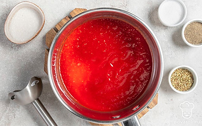 Приготовьте суп-пюре. Затем лук и помидоры выложите в кастрюлю, залейте стаканом кипятка и поставьте на огонь. Очистите зубчики чеснока, добавьте к овощам. Готовьте после закипания на тихом огне около 20 минут, овощи должны стать мягкими. Затем пюрируйте суп при помощи погружного блендера, при необходимости отрегулируйте вкус блюда специями.