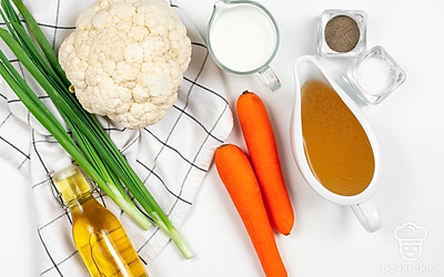 Подготовьте заранее куриный бульон. Помойте и нарежьте небольшими кусочками овощи. Зеленый лук промойте и измельчите ножом. Приготовьте блендер.