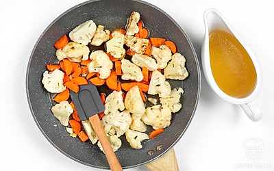 Обжарьте овощи. Овощи обжарьте на сковороде с добавлением масла. Влейте часть бульона, чтобы он чуть покрывал овощи. Тушите под крышкой минут 15 до готовности.