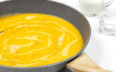 Пюрируйте овощи. С помощью блендера превратите овощи в пюре. Влейте оставшийся бульон, посолите и поперчите. Доведите до кипения и влейте сливки. Перемешайте и снимите с огня. Всыпьте зеленый лук.