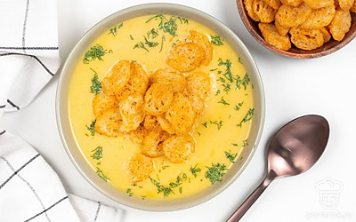 Подайте суп горячим. К супу хорошо подойдут хрустящие сухарики из белого хлеба.