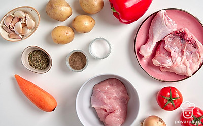 С куриного бедра срежьте мякоть. Куриное мясо и филе индейки промойте и обсушите, порежьте средними кусочками. Картофель, лук, чеснок и морковь почистите и помойте. Лук, морковь и чеснок мелко нарежьте. Картофель порежьте кубиками. Перец помойте и очистите от семян, нарежьте тонкими полосками. Помидоры помойте, снимите с них кожицу и с помощью блендера превратите в пюре. Петрушку для подачи ополосните и мелко порубите.