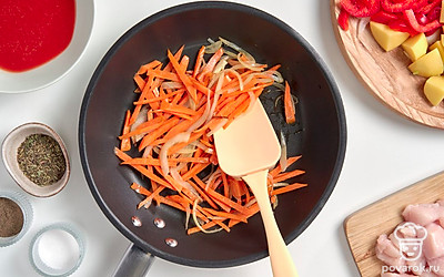 Начните готовить. На плиту поставьте кастрюлю с толстым дном и налейте в нее масло. Выложите в масло лук, морковь и чеснок, обжарьте на среднем огне. Затем выложите в кастрюлю мясо и жарьте все вместе примерно 10 минут.