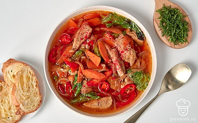 Подавайте суп-гуляш порционно в глубоких тарелках, украсив его мелко нарезанной петрушкой.