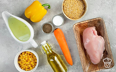 Достаньте все ингредиенты. Морковь почистите и помойте. Перец помойте и обсушите бумажным полотенцем. Удалите из него плодоножку, семечки и перегородки. Зелень помойте и обсушите. Куриную грудку отварите в подсоленной воде, остудите и нарежьте небольшими кусочками. Банку с кукурузой откройте, слейте жидкость. Нарежьте морковь кружочками, перец — полукольцами.