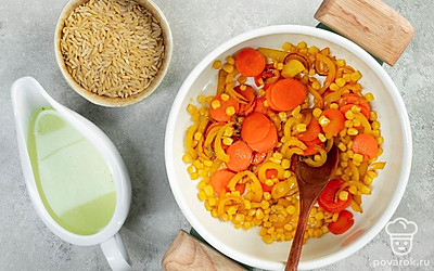 Приготовьте зажарку. Разогрейте в кастрюле масло и немного обжарьте морковь. Добавьте болгарский перец и кукурузу. Подержите их на огне несколько минут и всыпьте пасту орзо.