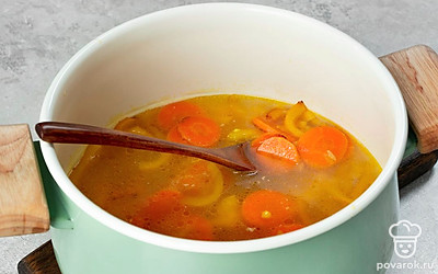 Сварите суп. Залейте зажарку бульоном, дождитесь кипения. Добавьте соль и перец по вкусу. Установите средний огонь и выключите, когда паста будет готова. Выложите в кастрюлю нарезанную кусочками курицу. Приготовленный суп накройте крышкой и дайте ему настояться 15-20 минут.