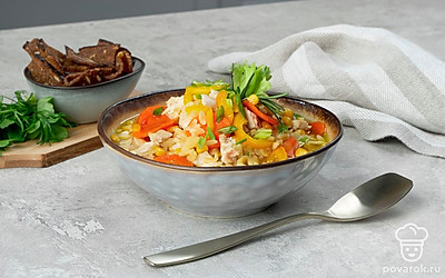 Суп будет красиво смотреться, если посыпать его рубленой зеленью и подать с гренками.