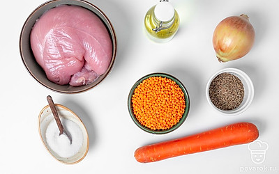Достаньте все продукты по списку. Филе индейки помойте, обсушите бумажным полотенцем и порежьте соломкой. Лук и морковь почистите и помойте. Лук измельчите, морковку нарежьте сначала кружочками, а затем тонкой соломкой. Чечевицу промойте под проточной водой.