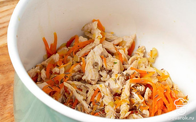 Приготовьте зажарку и сварите чечевицу. Поставьте на огонь казанок с маслом, выложите в него мясо и обжарьте на маленьком огне. Добавьте лук и морковь. Все перемешайте и дождитесь, пока морковка станет мягкой. Выложите чечевицу, добавьте соль и кумин.