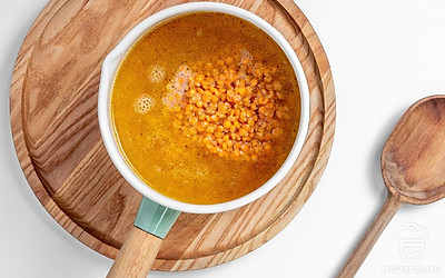 Завершите приготовление супа. Налейте в казанок кипяток. Он должен полностью закрывать чечевицу. Установите медленный огонь и варите примерно 25 минут. Когда чечевица будет готова, выключите огонь.