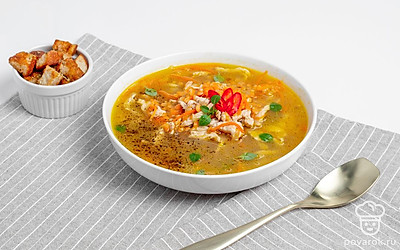 Будет красиво смотреться, если дополнить приготовленное блюдо измельченной зеленью и сухариками. Суп подавайте горячим.