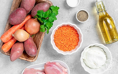 Мясо вымойте. Чечевицу хорошо промойте. Картофель и морковь почистите, ополосните. Картошку нарежьте кубиками, морковь натрите на крупной терке. Лук очистите от шелухи и мелко порежьте. Петрушку ополосните, обсушите и порубите.