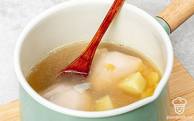 Начните варить суп. Сварите в кастрюле с водой курицу, периодически снимая пену. В готовом бульоне отварите чечевицу и картофель.