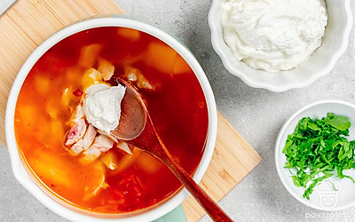 Завершите приготовление. На сковороде с маслом обжарьте лук и морковь минут 10. Курицу достаньте, нарежьте небольшими кусочками и отправьте обратно в кастрюлю. Отправьте обжаренные овощи в суп на 20 минут. Добавьте сыр и перемешайте до растворения. Посолите, поперчите, всыпьте зелень и проварите еще 5 минут.