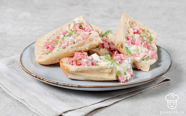 Багет с начинкой из сыра и колбасы — Рецепт с фото
