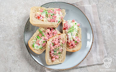 Разрежьте каждую часть багета пополам, чтобы получилось 4 порции. Разложите их по тарелкам и подайте на стол.