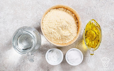 Муку просейте через сито. Возьмите скалку и сковороду для жарки.