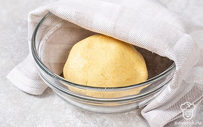 Муку перемешайте с солью и разрыхлителем, добавьте масло и воду, замесите тесто. Тщательно разомните его руками, а после накройте и отложите на 10-15 минут.