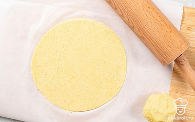 Когда тесто настоится, переложите его на рабочую поверхность и разделите на несколько небольших частей. С помощью скалки раскатайте каждую часть в тонкую лепешку.
